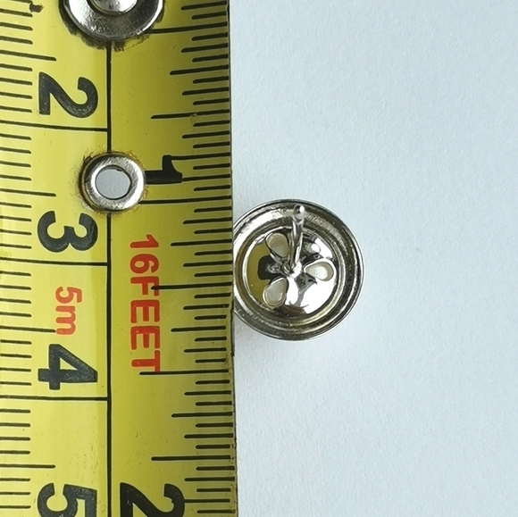 White cultured pearl stud earrings in Sterling Silver 8mm - Picture 5 of 11